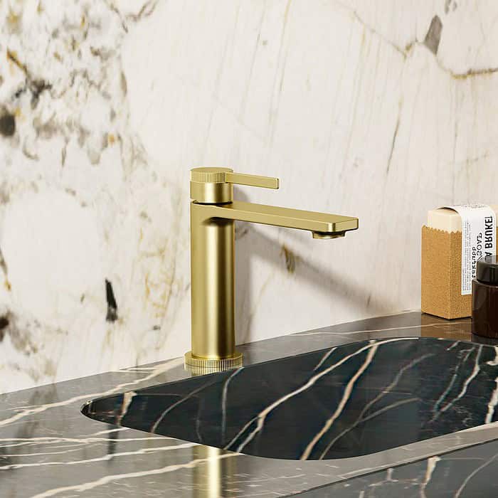 Gold bathroom faucet whith knurled handle